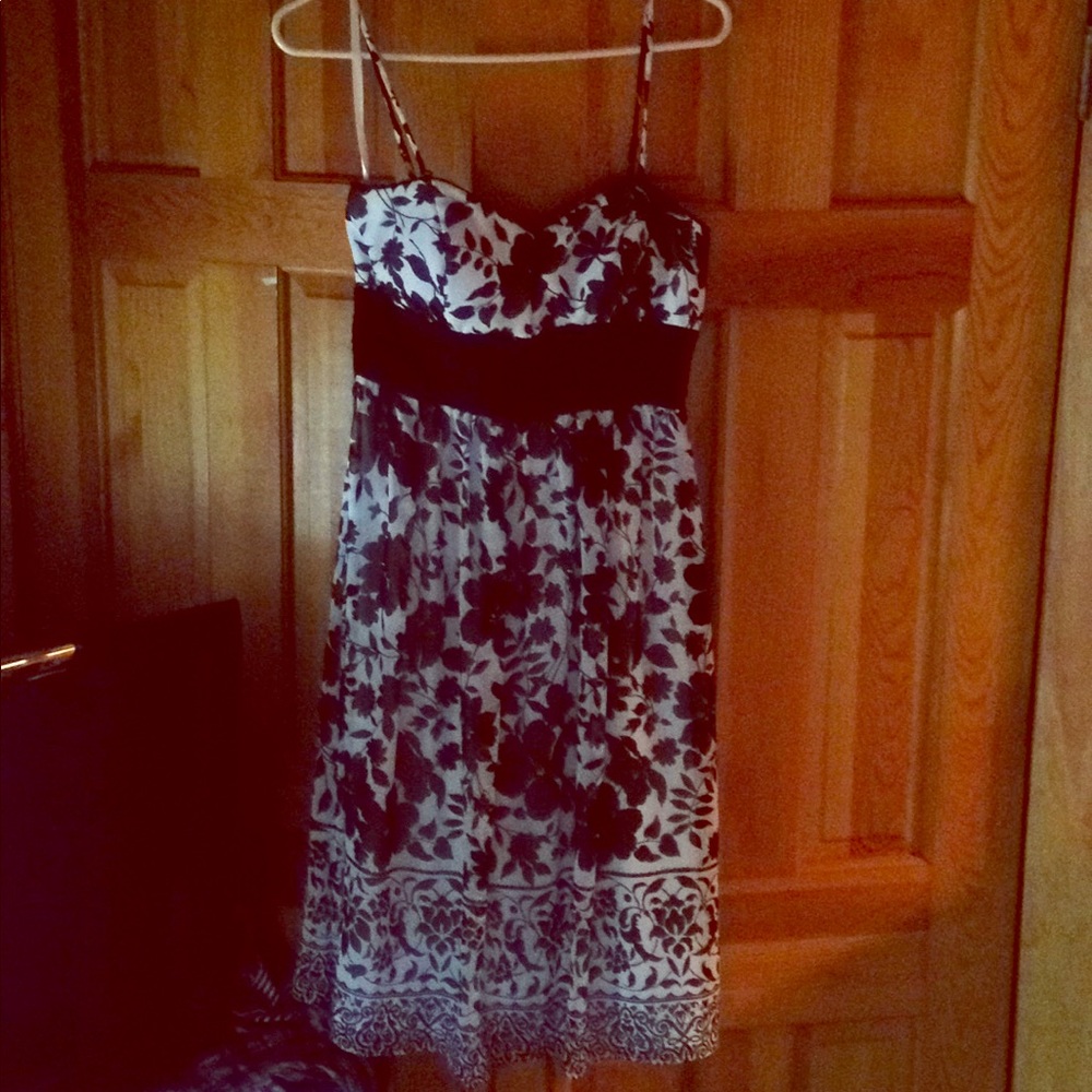 floral dress. Removable and adjustable straps.